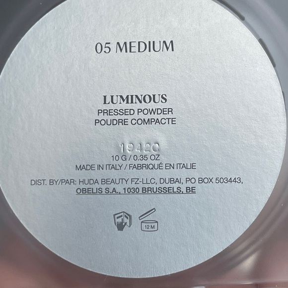 HUDA BEAUTY GloWish Luminous Pressed Powder In 05 Medium - Picture 12 of 12